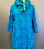 Batikbluse 007 A-facon Bomuld Jersey - Feder Turkis, havfarver, turkis, blå, grøn, sommerlig, frisk, a-snit, a-fason, a-form, jersey, bomuld, ren, kba, økologisk, t-shirt, vidde, lang, bekvem, behagelig, åndbar, lækker, kvalitet, batikfarvet, batiktryk, holdbare, farver, lommer, håndtryk, biti, unikat, særlig, ribe