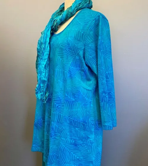 Batikbluse 007 A-facon Bomuld Jersey - Feder Turkis, havfarver, turkis, blå, grøn, sommerlig, frisk, a-snit, a-fason, a-form, jersey, bomuld, ren, kba, økologisk, t-shirt, vidde, lang, bekvem, behagelig, åndbar, lækker, kvalitet, batikfarvet, batiktryk, holdbare, farver, lommer, håndtryk, biti, unikat, særlig, ribe