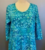 Batikbluse 007 A-facon Bomuld Jersey - Løv Petrol, grøn, søgrøn, petroleumsgrøn, dæmpet, turkis, havfarver, turkis, blå, grøn, sommerlig, frisk, a-snit, a-fason, a-form, jersey, bomuld, ren, kba, økologisk, t-shirt, vidde, lang, bekvem, behagelig, åndbar, lækker, kvalitet, batikfarvet, batiktryk, holdbare, farver, lommer, håndtryk, biti, unikat, særlig, ribe