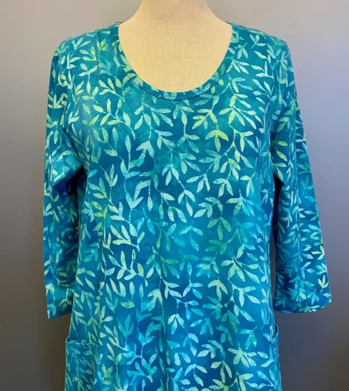 Batikbluse 007 A-facon Bomuld Jersey - Løv Petrol, grøn, søgrøn, petroleumsgrøn, dæmpet, turkis, havfarver, turkis, blå, grøn, sommerlig, frisk, a-snit, a-fason, a-form, jersey, bomuld, ren, kba, økologisk, t-shirt, vidde, lang, bekvem, behagelig, åndbar, lækker, kvalitet, batikfarvet, batiktryk, holdbare, farver, lommer, håndtryk, biti, unikat, særlig, ribe