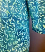 Batikbluse 007 A-facon Bomuld Jersey - Løv Petrol, grøn, søgrøn, petroleumsgrøn, dæmpet, turkis, havfarver, turkis, blå, grøn, sommerlig, frisk, a-snit, a-fason, a-form, jersey, bomuld, ren, kba, økologisk, t-shirt, vidde, lang, bekvem, behagelig, åndbar, lækker, kvalitet, batikfarvet, batiktryk, holdbare, farver, lommer, håndtryk, biti, unikat, særlig, ribe