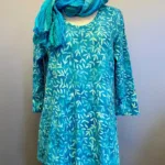 Batikbluse 007 A-facon Bomuld Jersey - Løv Petrol, grøn, søgrøn, petroleumsgrøn, dæmpet, turkis, havfarver, turkis, blå, grøn, sommerlig, frisk, a-snit, a-fason, a-form, jersey, bomuld, ren, kba, økologisk, t-shirt, vidde, lang, bekvem, behagelig, åndbar, lækker, kvalitet, batikfarvet, batiktryk, holdbare, farver, lommer, håndtryk, biti, unikat, særlig, ribe