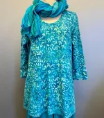 Batikbluse 007 A-facon Bomuld Jersey - Løv Petrol, grøn, søgrøn, petroleumsgrøn, dæmpet, turkis, havfarver, turkis, blå, grøn, sommerlig, frisk, a-snit, a-fason, a-form, jersey, bomuld, ren, kba, økologisk, t-shirt, vidde, lang, bekvem, behagelig, åndbar, lækker, kvalitet, batikfarvet, batiktryk, holdbare, farver, lommer, håndtryk, biti, unikat, særlig, ribe