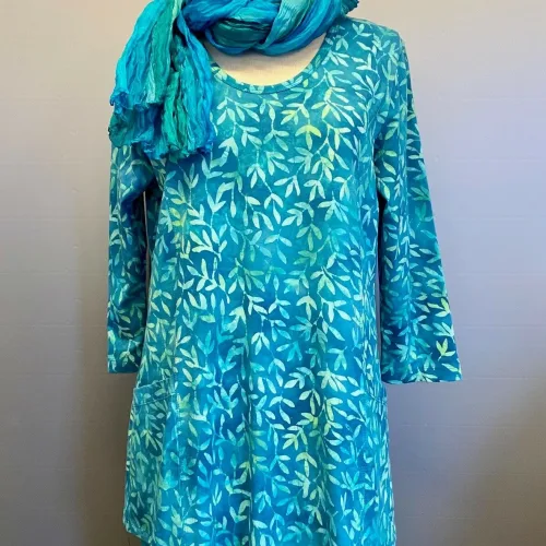 Batikbluse 007 A-facon Bomuld Jersey - Løv Petrol, grøn, søgrøn, petroleumsgrøn, dæmpet, turkis, havfarver, turkis, blå, grøn, sommerlig, frisk, a-snit, a-fason, a-form, jersey, bomuld, ren, kba, økologisk, t-shirt, vidde, lang, bekvem, behagelig, åndbar, lækker, kvalitet, batikfarvet, batiktryk, holdbare, farver, lommer, håndtryk, biti, unikat, særlig, ribe