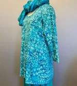 Batikbluse 007 A-facon Bomuld Jersey - Løv Petrol, grøn, søgrøn, petroleumsgrøn, dæmpet, turkis, havfarver, turkis, blå, grøn, sommerlig, frisk, a-snit, a-fason, a-form, jersey, bomuld, ren, kba, økologisk, t-shirt, vidde, lang, bekvem, behagelig, åndbar, lækker, kvalitet, batikfarvet, batiktryk, holdbare, farver, lommer, håndtryk, biti, unikat, særlig, ribe