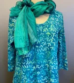 Batikbluse 007 A-facon Bomuld Jersey - Løv Petrol, grøn, søgrøn, petroleumsgrøn, dæmpet, turkis, havfarver, turkis, blå, grøn, sommerlig, frisk, a-snit, a-fason, a-form, jersey, bomuld, ren, kba, økologisk, t-shirt, vidde, lang, bekvem, behagelig, åndbar, lækker, kvalitet, batikfarvet, batiktryk, holdbare, farver, lommer, håndtryk, biti, unikat, særlig, ribe