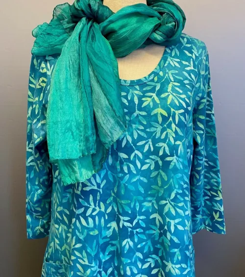 Batikbluse 007 A-facon Bomuld Jersey - Løv Petrol, grøn, søgrøn, petroleumsgrøn, dæmpet, turkis, havfarver, turkis, blå, grøn, sommerlig, frisk, a-snit, a-fason, a-form, jersey, bomuld, ren, kba, økologisk, t-shirt, vidde, lang, bekvem, behagelig, åndbar, lækker, kvalitet, batikfarvet, batiktryk, holdbare, farver, lommer, håndtryk, biti, unikat, særlig, ribe