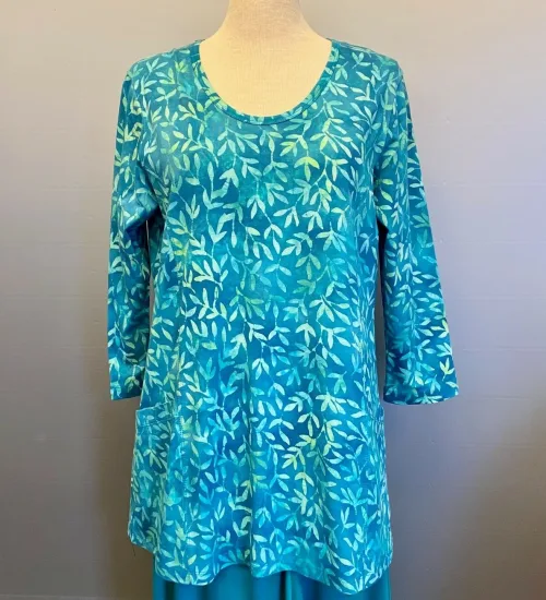 Batikbluse 007 A-facon Bomuld Jersey - Løv Petrol, grøn, søgrøn, petroleumsgrøn, dæmpet, turkis, havfarver, turkis, blå, grøn, sommerlig, frisk, a-snit, a-fason, a-form, jersey, bomuld, ren, kba, økologisk, t-shirt, vidde, lang, bekvem, behagelig, åndbar, lækker, kvalitet, batikfarvet, batiktryk, holdbare, farver, lommer, håndtryk, biti, unikat, særlig, ribe