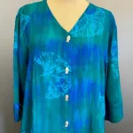 Batikbluse 125 med Fiskeknapper – Gingko Blå Grøn, skjorte, skjortebluse, jakke, blusejakke, fiskeknapper, perlemorsknapper, perlemor, batik, batikfarvet, batiktryk, holdbar, farver, friske, blågrøn, turkis, gingko, biloba, tryk, kvalitet, natur, åndbar, gennemknappet, knapper, 3/4, ærme, rummelig, flot, store, størrelser, piger, klædelig, v-hals, v-udskæring, bæredygtig, bomuld, silke, økologisk, øko, håndlavet, specielt, biti, ribe
