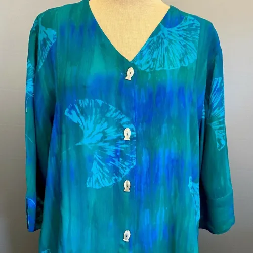 Batikbluse 125 med Fiskeknapper – Gingko Blå Grøn, skjorte, skjortebluse, jakke, blusejakke, fiskeknapper, perlemorsknapper, perlemor, batik, batikfarvet, batiktryk, holdbar, farver, friske, blågrøn, turkis, gingko, biloba, tryk, kvalitet, natur, åndbar, gennemknappet, knapper, 3/4, ærme, rummelig, flot, store, størrelser, piger, klædelig, v-hals, v-udskæring, bæredygtig, bomuld, silke, økologisk, øko, håndlavet, specielt, biti, ribe