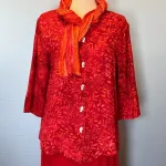 Batikbluse Model 125 med Knapper - Løv Rød, kelor, tomato, knapper, kort, fin, flot, elegant, halvlange, ærmer, feminin, festlig, skjorte, bluse, jakke, batik, røde, farver, speciel, batik, tryk, farvet, holdbar, sustainable, holdbar, natur, fibre, materialer, åndbar, biti, ribe