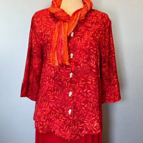 Batikbluse Model 125 med Knapper - Løv Rød, kelor, tomato, knapper, kort, fin, flot, elegant, halvlange, ærmer, feminin, festlig, skjorte, bluse, jakke, batik, røde, farver, speciel, batik, tryk, farvet, holdbar, sustainable, holdbar, natur, fibre, materialer, åndbar, biti, ribe