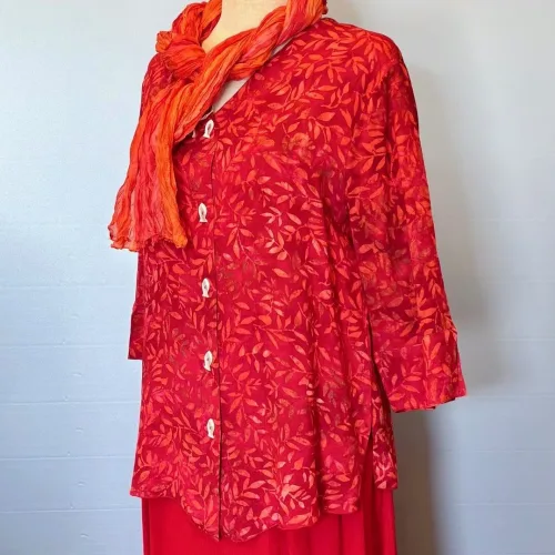 Batikbluse Model 125 med Knapper - Løv Rød, kelor, tomato, knapper, kort, fin, flot, elegant, halvlange, ærmer, feminin, festlig, skjorte, bluse, jakke, batik, røde, farver, speciel, batik, tryk, farvet, holdbar, sustainable, holdbar, natur, fibre, materialer, åndbar, biti, ribe
