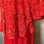 Batikbluse Model 125 med Knapper - Løv Rød, kelor, tomato, knapper, kort, fin, flot, elegant, halvlange, ærmer, feminin, festlig, skjorte, bluse, jakke, batik, røde, farver, speciel, batik, tryk, farvet, holdbar, sustainable, holdbar, natur, fibre, materialer, åndbar, biti, ribe