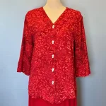 Batikbluse Model 125 med Knapper - Løv Rød, kelor, tomato, knapper, kort, fin, flot, elegant, halvlange, ærmer, feminin, festlig, skjorte, bluse, jakke, batik, røde, farver, speciel, batik, tryk, farvet, holdbar, sustainable, holdbar, natur, fibre, materialer, åndbar, biti, ribe
