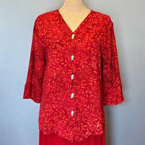 Batikbluse Model 125 med Knapper - Løv Rød, kelor, tomato, knapper, kort, fin, flot, elegant, halvlange, ærmer, feminin, festlig, skjorte, bluse, jakke, batik, røde, farver, speciel, batik, tryk, farvet, holdbar, sustainable, holdbar, natur, fibre, materialer, åndbar, biti, ribe