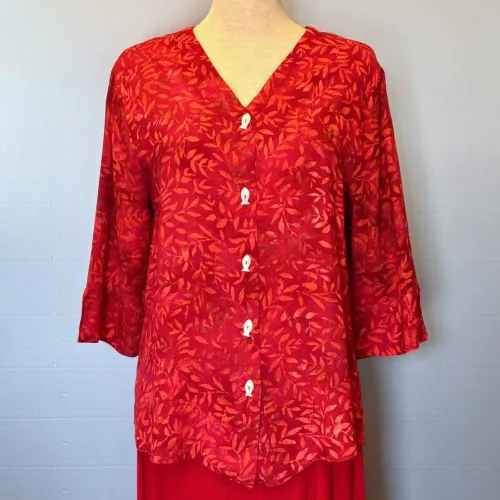 Batikbluse Model 125 med Knapper - Løv Rød, kelor, tomato, knapper, kort, fin, flot, elegant, halvlange, ærmer, feminin, festlig, skjorte, bluse, jakke, batik, røde, farver, speciel, batik, tryk, farvet, holdbar, sustainable, holdbar, natur, fibre, materialer, åndbar, biti, ribe