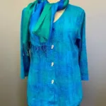 Batikbluse med Knapper 006 Bomuld Jersey - Feder Turkis, cardigan, jersey, halvlange ærmer, figur, taljeret, klædelig, slank, snit, kba, økologisk, bæredygtigt, holdbar, kvalitet, natur, fibre, lækker, blød, skøn, åndbar, t-shirt, bluse, biti, ribe, klare, farver, blå, grøn, turkis, knapper, perlemorsknapper, fiskeknapper