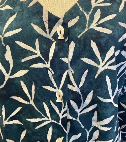 Batikbluse med Knapper 006 Bomuld Jersey - Padi Sort, grå, koksgrå, diskret, neutral, mønster, cardigan, jersey, halvlange ærmer, figur, taljeret, klædelig, slank, snit, kba, økologisk, bæredygtigt, holdbar, kvalitet, natur, fibre, lækker, blød, skøn, åndbar, t-shirt, bluse, biti, ribe, klare, farver, blå, grøn, turkis, knapper, perlemorsknapper, fiskeknapper