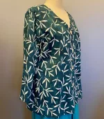 Batikbluse med Knapper 006 Bomuld Jersey - Padi Sort, grå, koksgrå, diskret, neutral, mønster, cardigan, jersey, halvlange ærmer, figur, taljeret, klædelig, slank, snit, kba, økologisk, bæredygtigt, holdbar, kvalitet, natur, fibre, lækker, blød, skøn, åndbar, t-shirt, bluse, biti, ribe, klare, farver, blå, grøn, turkis, knapper, perlemorsknapper, fiskeknapper