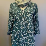 Batikbluse med Knapper 006 Bomuld Jersey - Padi Sort, grå, koksgrå, diskret, neutral, mønster, cardigan, jersey, halvlange ærmer, figur, taljeret, klædelig, slank, snit, kba, økologisk, bæredygtigt, holdbar, kvalitet, natur, fibre, lækker, blød, skøn, åndbar, t-shirt, bluse, biti, ribe, klare, farver, blå, grøn, turkis, knapper, perlemorsknapper, fiskeknapper