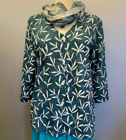 Batikbluse med Knapper 006 Bomuld Jersey - Padi Sort, grå, koksgrå, diskret, neutral, mønster, cardigan, jersey, halvlange ærmer, figur, taljeret, klædelig, slank, snit, kba, økologisk, bæredygtigt, holdbar, kvalitet, natur, fibre, lækker, blød, skøn, åndbar, t-shirt, bluse, biti, ribe, klare, farver, blå, grøn, turkis, knapper, perlemorsknapper, fiskeknapper