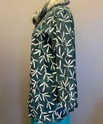 Batikbluse med Knapper 006 Bomuld Jersey - Padi Sort, grå, koksgrå, diskret, neutral, mønster, cardigan, jersey, halvlange ærmer, figur, taljeret, klædelig, slank, snit, kba, økologisk, bæredygtigt, holdbar, kvalitet, natur, fibre, lækker, blød, skøn, åndbar, t-shirt, bluse, biti, ribe, klare, farver, blå, grøn, turkis, knapper, perlemorsknapper, fiskeknapper