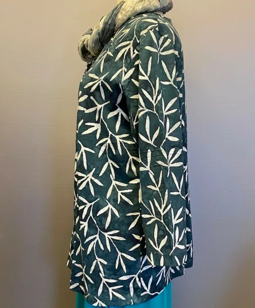 Batikbluse med Knapper 006 Bomuld Jersey - Padi Sort, grå, koksgrå, diskret, neutral, mønster, cardigan, jersey, halvlange ærmer, figur, taljeret, klædelig, slank, snit, kba, økologisk, bæredygtigt, holdbar, kvalitet, natur, fibre, lækker, blød, skøn, åndbar, t-shirt, bluse, biti, ribe, klare, farver, blå, grøn, turkis, knapper, perlemorsknapper, fiskeknapper