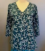 Batikbluse med Knapper 006 Bomuld Jersey - Padi Sort, grå, koksgrå, diskret, neutral, mønster, cardigan, jersey, halvlange ærmer, figur, taljeret, klædelig, slank, snit, kba, økologisk, bæredygtigt, holdbar, kvalitet, natur, fibre, lækker, blød, skøn, åndbar, t-shirt, bluse, biti, ribe, klare, farver, blå, grøn, turkis, knapper, perlemorsknapper, fiskeknapper