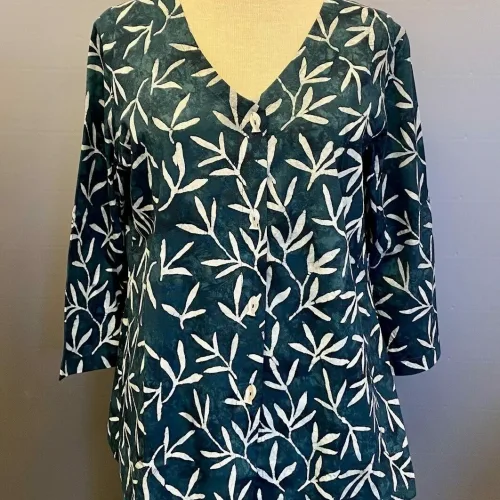 Batikbluse med Knapper 006 Bomuld Jersey - Padi Sort, grå, koksgrå, diskret, neutral, mønster, cardigan, jersey, halvlange ærmer, figur, taljeret, klædelig, slank, snit, kba, økologisk, bæredygtigt, holdbar, kvalitet, natur, fibre, lækker, blød, skøn, åndbar, t-shirt, bluse, biti, ribe, klare, farver, blå, grøn, turkis, knapper, perlemorsknapper, fiskeknapper