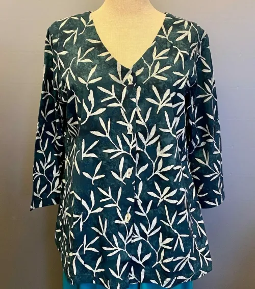 Batikbluse med Knapper 006 Bomuld Jersey - Padi Sort, grå, koksgrå, diskret, neutral, mønster, cardigan, jersey, halvlange ærmer, figur, taljeret, klædelig, slank, snit, kba, økologisk, bæredygtigt, holdbar, kvalitet, natur, fibre, lækker, blød, skøn, åndbar, t-shirt, bluse, biti, ribe, klare, farver, blå, grøn, turkis, knapper, perlemorsknapper, fiskeknapper