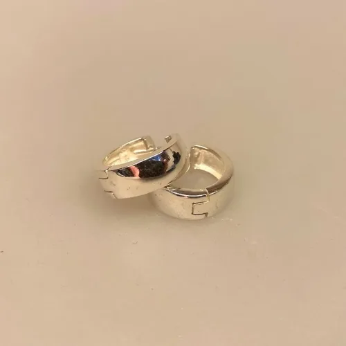 Creoler i Sølv Ø 16 mm Glatte Hoops - Brede med Click, sø 631, brede, click-lås, klik, klap, creoler, hoops, chunky, brede, kraftige, tykke, lækre, kvalitet, flotte, moderne, smarte, lette, lukke, ren, sølv, ægte, sterling, 925, smykker, runde, små, smarte, billige, øreringe, ringe, firkantede, biti, ribe, stine a, enamel, cph, susanne friis, bjørner, maanesten, anne, black, maria, jane kønig