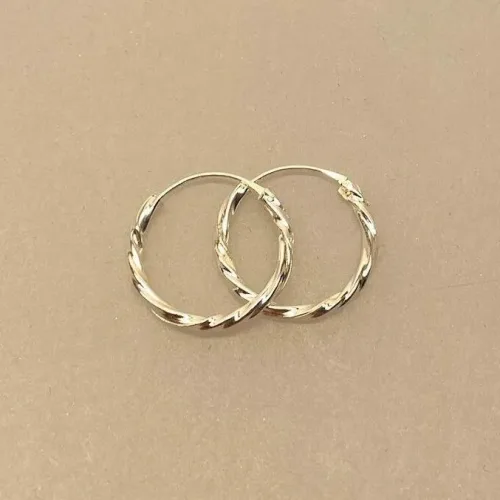 Creoler i Sølv Ø 18 mm Hoops Snoede, sø 01118, små, tynde, lette, tvistede, snoede, lyse, sø 01114, billige, ægte, sterling, ren, sølv, hoops, runde, øreringe, ringe, fine, feminine, sporty, nikkelfri, biti, ribe, stine a, enamel, cph, danske, brands, mærker, design