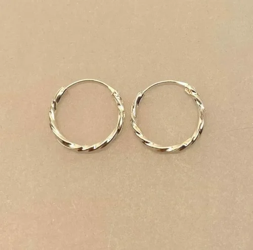 Creoler i Sølv Ø 18 mm Hoops Snoede, sø 01118, små, tynde, lette, tvistede, snoede, lyse, sø 01114, billige, ægte, sterling, ren, sølv, hoops, runde, øreringe, ringe, fine, feminine, sporty, nikkelfri, biti, ribe, stine a, enamel, cph, danske, brands, mærker, design