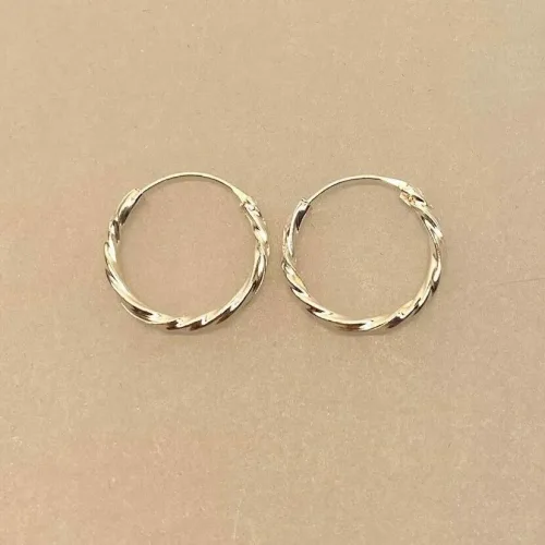 Creoler i Sølv Ø 18 mm Hoops Snoede, sø 01118, små, tynde, lette, tvistede, snoede, lyse, sø 01114, billige, ægte, sterling, ren, sølv, hoops, runde, øreringe, ringe, fine, feminine, sporty, nikkelfri, biti, ribe, stine a, enamel, cph, danske, brands, mærker, design