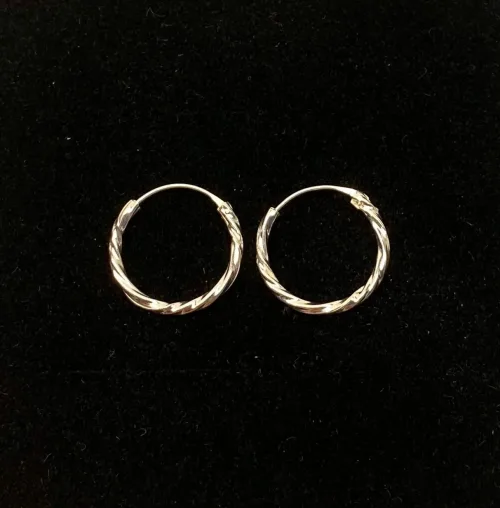 Creoler i Sølv Ø 18 mm Hoops Snoede, sø 01118, små, tynde, lette, tvistede, snoede, lyse, sø 01114, billige, ægte, sterling, ren, sølv, hoops, runde, øreringe, ringe, fine, feminine, sporty, nikkelfri, biti, ribe, stine a, enamel, cph, danske, brands, mærker, design