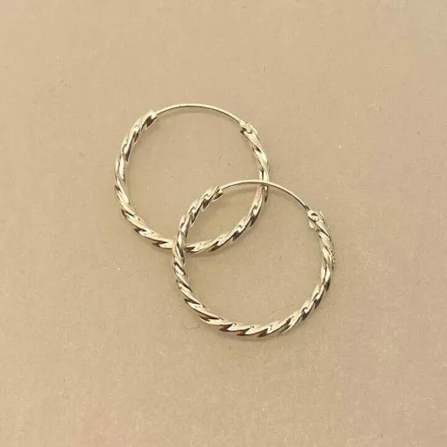 Creoler i Sølv Ø 20 mm Hoops Snoede, sø 01120, små, tykke, chunky, tvistede, snoede, lyse, sø 01114, billige, ægte, sterling, ren, sølv, hoops, runde, øreringe, ringe, fine, feminine, sporty, nikkelfri, biti, ribe, stine a, enamel, cph, danske, brands, mærker, design