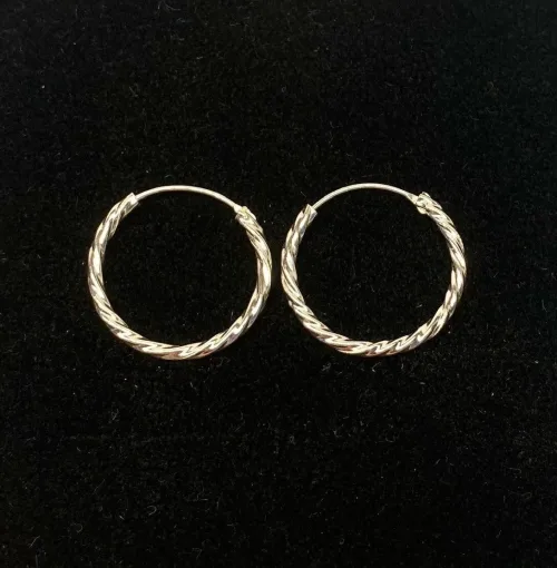 Creoler i Sølv Ø 20 mm Hoops Snoede, sø 01120, små, tykke, chunky, tvistede, snoede, lyse, sø 01114, billige, ægte, sterling, ren, sølv, hoops, runde, øreringe, ringe, fine, feminine, sporty, nikkelfri, biti, ribe, stine a, enamel, cph, danske, brands, mærker, design