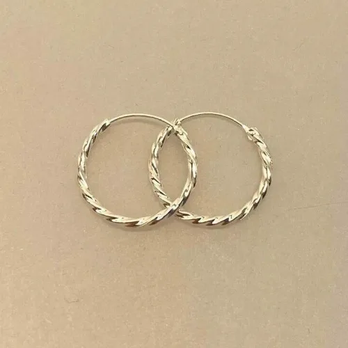 Creoler i Sølv Ø 20 mm Hoops Snoede, sø 01120, små, tykke, chunky, tvistede, snoede, lyse, sø 01114, billige, ægte, sterling, ren, sølv, hoops, runde, øreringe, ringe, fine, feminine, sporty, nikkelfri, biti, ribe, stine a, enamel, cph, danske, brands, mærker, design