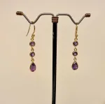 Forgyldte Ørenringe med 3 facetslebne Sten - Lilla Ametyst, lilla, sten, ægte, guld, forgyldt, guldbelagt, sterling, sølv, gyldne, lange, festlige, fest, øreringe, hængere, hængeøreringe, farver, krystaller, smukke, flotte, fine, moderne, susanne friis bjørner, pico, enamel, cph, maanesten, stine a, dansk, design, biti, ribe