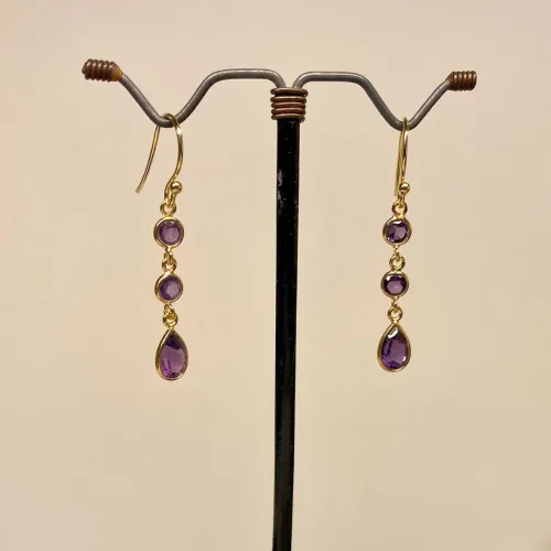 Forgyldte Ørenringe med 3 facetslebne Sten - Lilla Ametyst, lilla, sten, ægte, guld, forgyldt, guldbelagt, sterling, sølv, gyldne, lange, festlige, fest, øreringe, hængere, hængeøreringe, farver, krystaller, smukke, flotte, fine, moderne, susanne friis bjørner, pico, enamel, cph, maanesten, stine a, dansk, design, biti, ribe