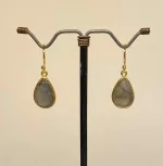 Guld Ørenringe med Facet Dråber - Labradorit, interessant, månesten, iriserende, farvespil, blå, changerende, ægte, sten, krystaller, ædelsten, dråbeformet, drøbeformede, øreringe, hænge, ørekroge, store, diskrete, festlige, flotte, facetslebne, blanke, guld, ægte, sterling, sølv, forgyldte, guldbelagte, hængere, hængeøreringe, sten, petroleumsblå, flotte, blå, moderne, klassiske, julie sandlau, susanne friis bjørner, cph, pico, enamel, maanesten, stine a, jane kønig, dansk, design, brands, biti, ribe