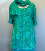 Jersey Bluse i A-facon - Swang Grøn, jersey, bomuld, blød, a-snit, vidde, lang, swing, sving, flot, sporty, smart, behagelig, strygefri, flot, farverig, grøn, grønne, farver, kortærmet, let, åndbar, batik, farvet, tryk, t-shirt, bluse, sommer, tunika, biti, ribe