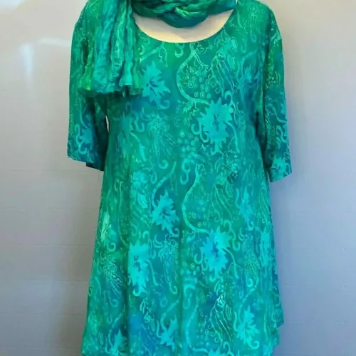 Jersey Bluse i A-facon - Swang Grøn, jersey, bomuld, blød, a-snit, vidde, lang, swing, sving, flot, sporty, smart, behagelig, strygefri, flot, farverig, grøn, grønne, farver, kortærmet, let, åndbar, batik, farvet, tryk, t-shirt, bluse, sommer, tunika, biti, ribe