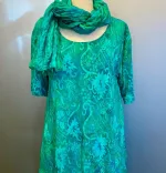 Jersey Bluse i A-facon - Swang Grøn, jersey, bomuld, blød, a-snit, vidde, lang, swing, sving, flot, sporty, smart, behagelig, strygefri, flot, farverig, grøn, grønne, farver, kortærmet, let, åndbar, batik, farvet, tryk, t-shirt, bluse, sommer, tunika, biti, ribe