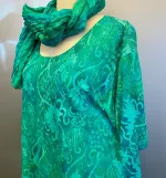 Jersey Bluse i A-facon - Swang Grøn, jersey, bomuld, blød, a-snit, vidde, lang, swing, sving, flot, sporty, smart, behagelig, strygefri, flot, farverig, grøn, grønne, farver, kortærmet, let, åndbar, batik, farvet, tryk, t-shirt, bluse, sommer, tunika, biti, ribe