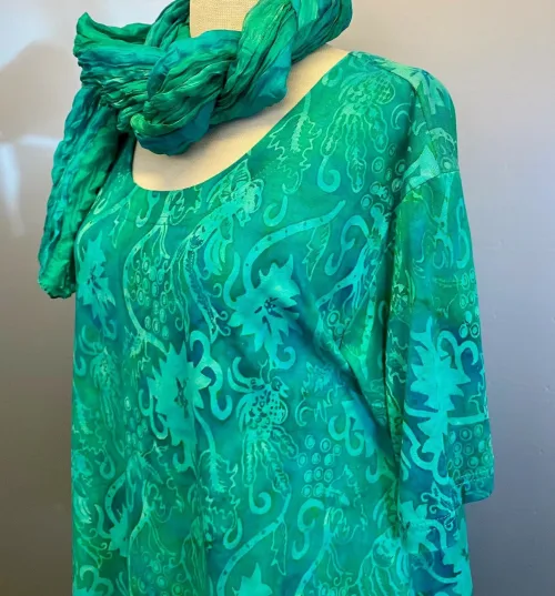 Jersey Bluse i A-facon - Swang Grøn, jersey, bomuld, blød, a-snit, vidde, lang, swing, sving, flot, sporty, smart, behagelig, strygefri, flot, farverig, grøn, grønne, farver, kortærmet, let, åndbar, batik, farvet, tryk, t-shirt, bluse, sommer, tunika, biti, ribe