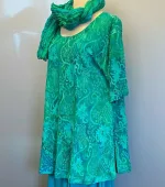 Jersey Bluse i A-facon - Swang Grøn, jersey, bomuld, blød, a-snit, vidde, lang, swing, sving, flot, sporty, smart, behagelig, strygefri, flot, farverig, grøn, grønne, farver, kortærmet, let, åndbar, batik, farvet, tryk, t-shirt, bluse, sommer, tunika, biti, ribe