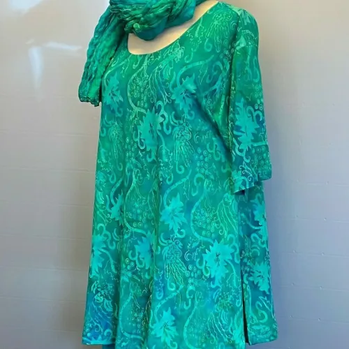 Jersey Bluse i A-facon - Swang Grøn, jersey, bomuld, blød, a-snit, vidde, lang, swing, sving, flot, sporty, smart, behagelig, strygefri, flot, farverig, grøn, grønne, farver, kortærmet, let, åndbar, batik, farvet, tryk, t-shirt, bluse, sommer, tunika, biti, ribe