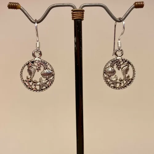 Ørehængere i Sølv - Rund med Søhest, hænge, øreringe, hængere, runde, fine, feminine, enkle, smukke, specielle, rejse, eksotiske, havet, sejler, strand, hjertemusling, søstjerne, søhest, maritimt, ægte, sølv, sterling, massiv, ren, sølvøreringe, havbiolog, dykker, sejlsport, naturen, biolog, biti, ribe, vadehavet, danmark,